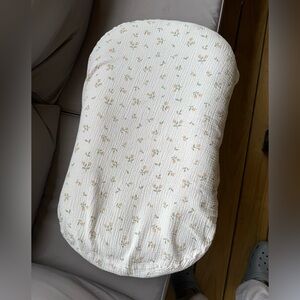 Snuggle Me lounger with 2 muslin covers